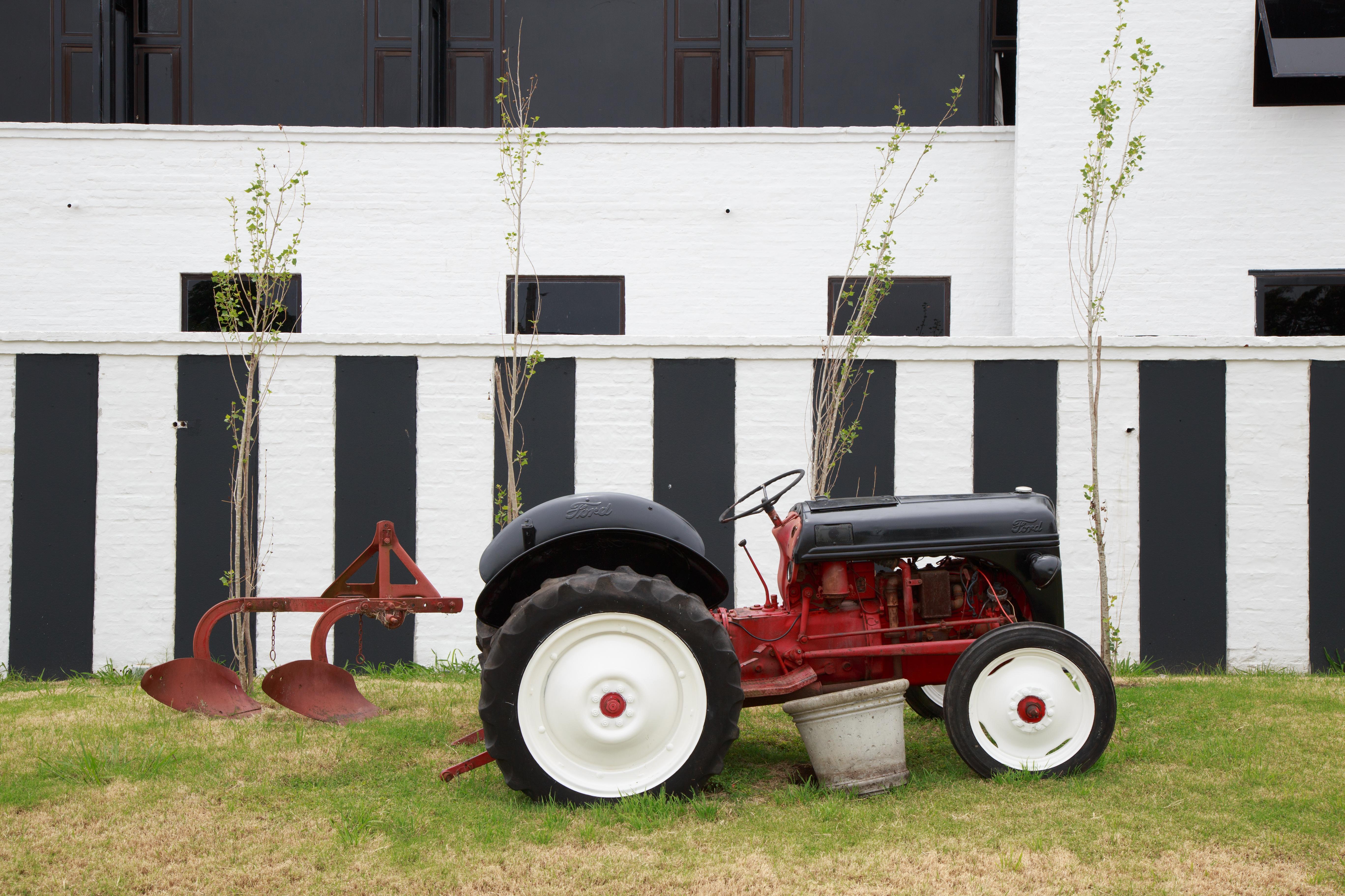 Spa Hotel La Reserve Colonia del Sacramento Exterior photo A Ford tractor